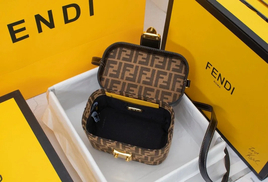 EN   Designer bags by Fendi 023