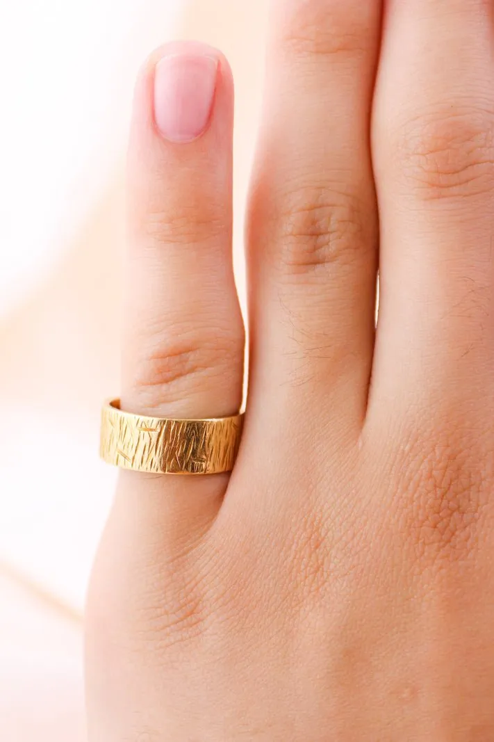 Slash Textured 18K Gold Band